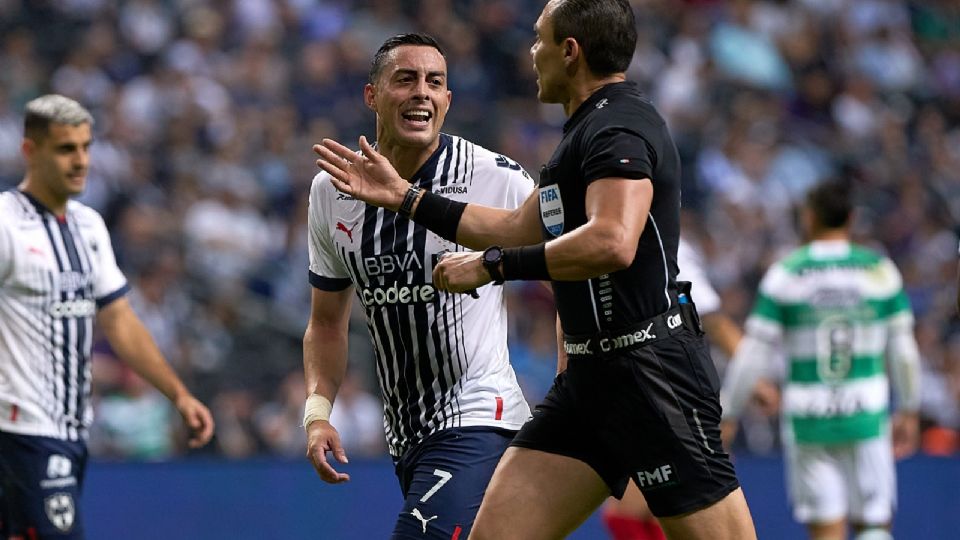 Rogelio Funes Mori fue expulsado en el partido contra Santos por reprobar una decisión arbitral de Marco Antonio Ortiz