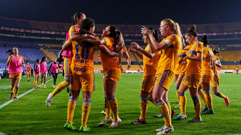 Futbolistas de Tigres Femenil celebran un gol en el Estadio Universitario