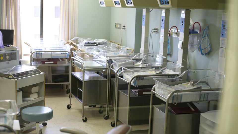 Sala maternal con cuneros para bebés recién nacidos