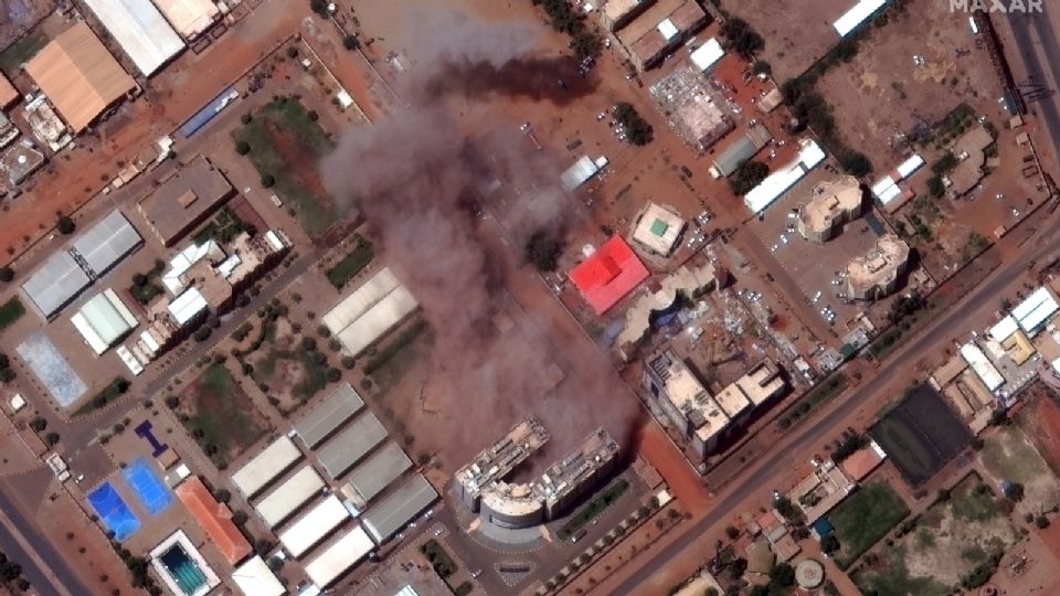 Edificio en llamas cerca del extremo sur del Aeropuerto Internacional de Jartum, en Jartum, Sudán.