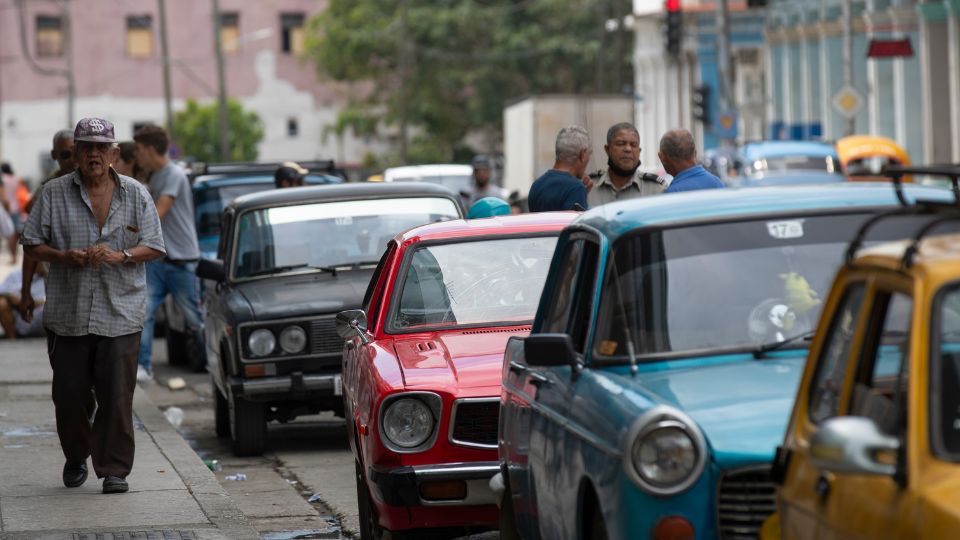 La crisis de combustible ha afectado a autos partículares.