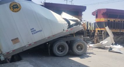 Tráiler intenta ganarle el paso al tren y lo impactan en Escobedo