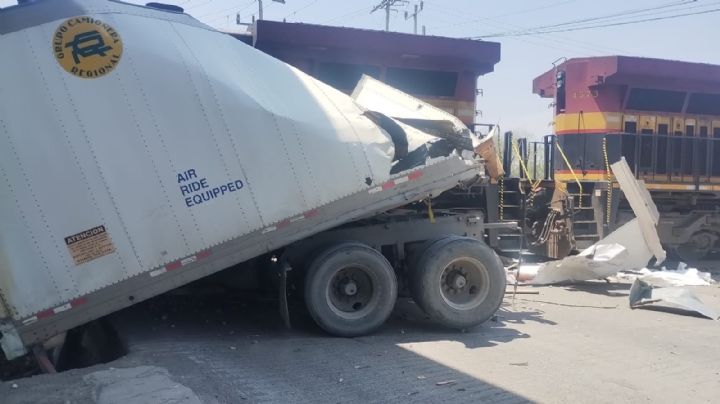 Tráiler intenta ganarle el paso al tren y lo impactan en Escobedo