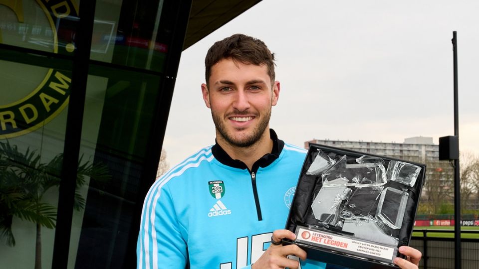 Santiago Giménez ganó un premio con Feyenoord, pero pocos minutos después rompió el trofeo