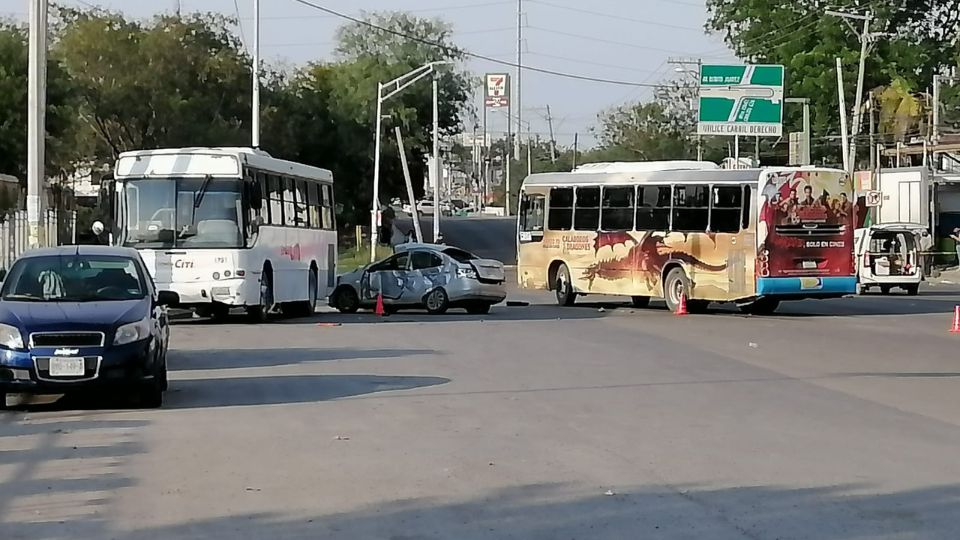 Choque entre automóvil, camión urbano de la Ruta 240 y camión de personal.