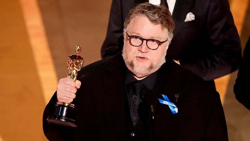 Guillermo del Toro con Premio Oscar