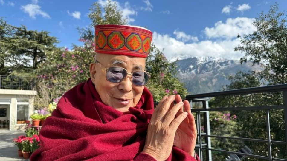 Dalái Lama, líder religioso, afuera de su casa disfrutando de un día caluroso