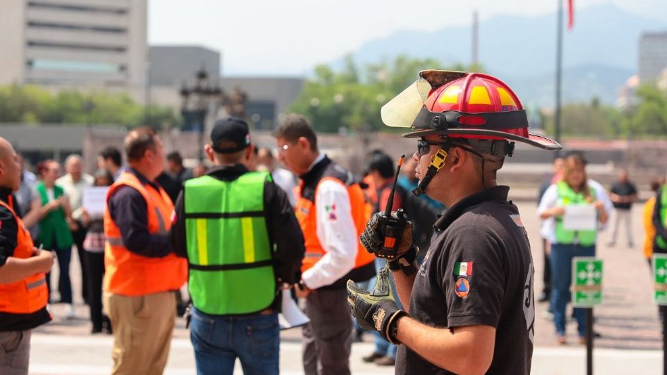 Elementos de Protección Civil participaron en el simulacro | Facebook / Protección Civil de Nuevo León