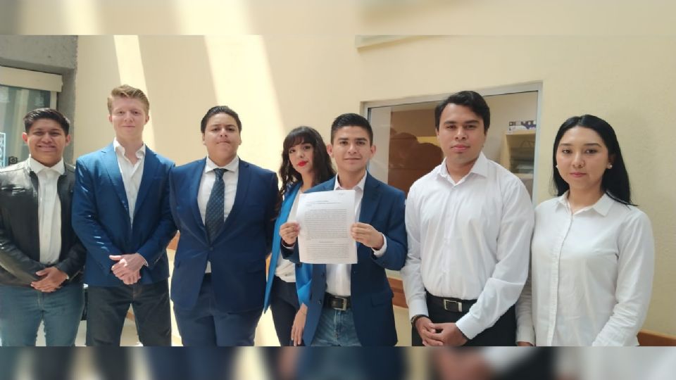 El grupo de universitarios presentó una iniciativa con el propósito de que la edad para ser diputado pase de 21 a 18.