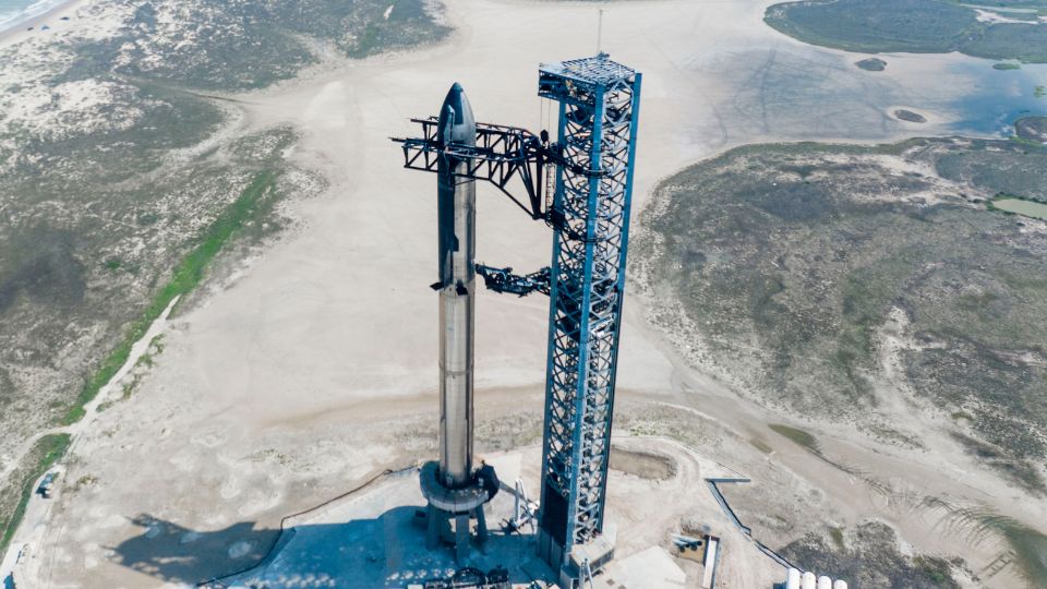 Aérea cedida por SpaceX donde se muestra su cohete Starship en la base de la empresa en Boca Chica, Texas