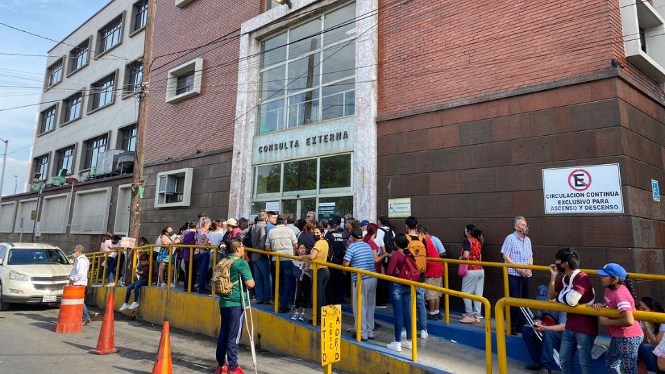 Pacientes hacen fila afuera del área de consulta externa de la Clínica 21 del IMSS.