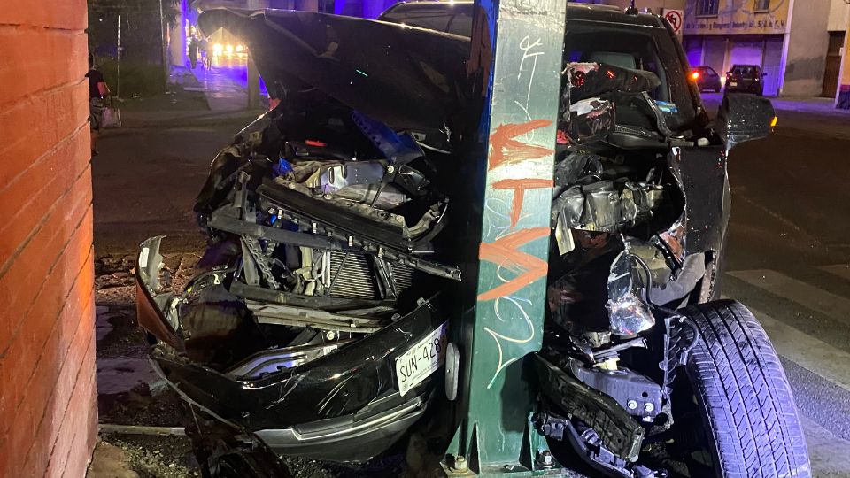 Tras el impacto que recibió por parte de un Metrobús, la camioneta se estampó contra un poste de señalamiento vial.