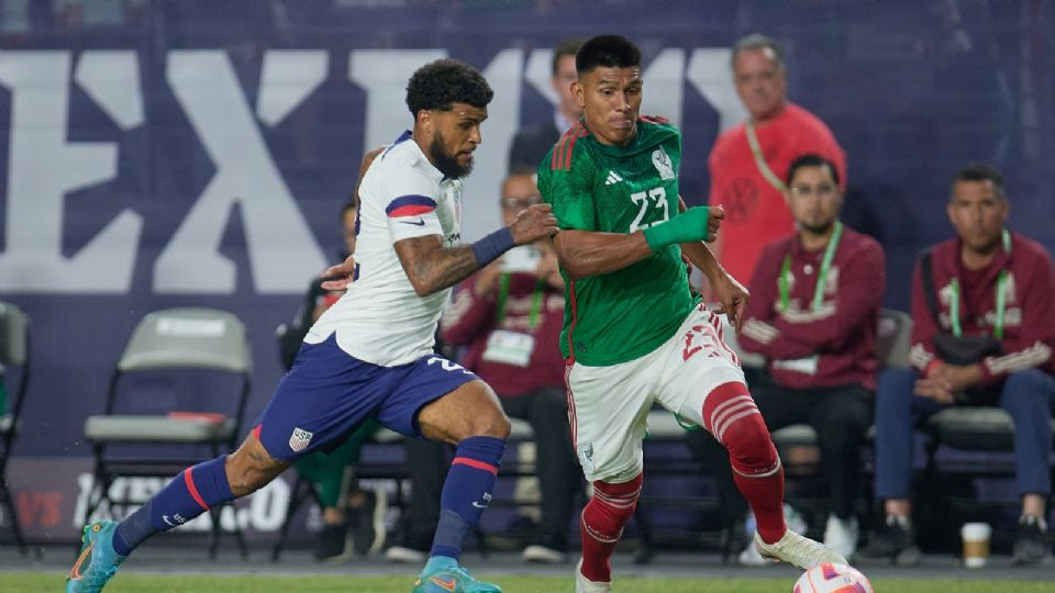 Jesús Gallardo en una acción en el partido entre México y Estados Unidos