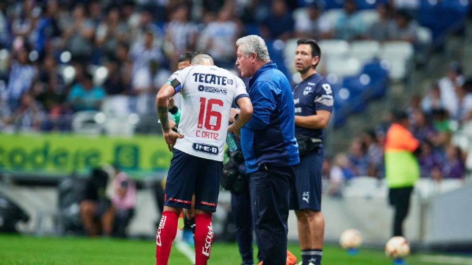 Vucetich dando indicaciones a Celso Ortíz en el partido ante Xolos de Tijuana.