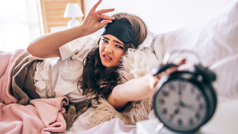 Mujer apagando su reloj