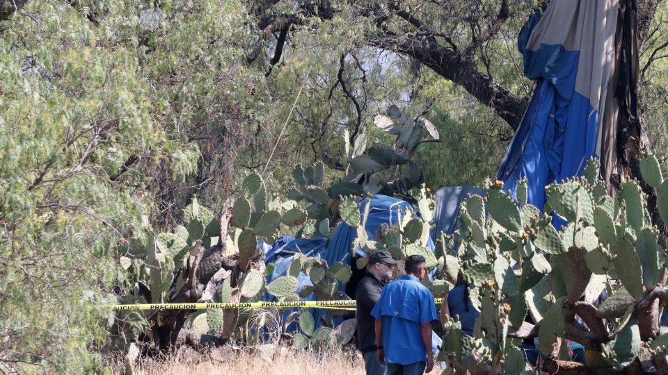 Peritos forenses laboran en la zona donde se desplomo un globo aerostático en el municipio de San Juan Teotihuacán, en el Estado de México.