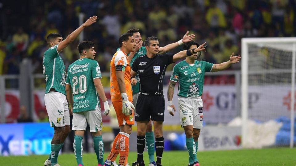 Fernando Hernández durante el América vs León propinó un rodillazo a Lucas Romero