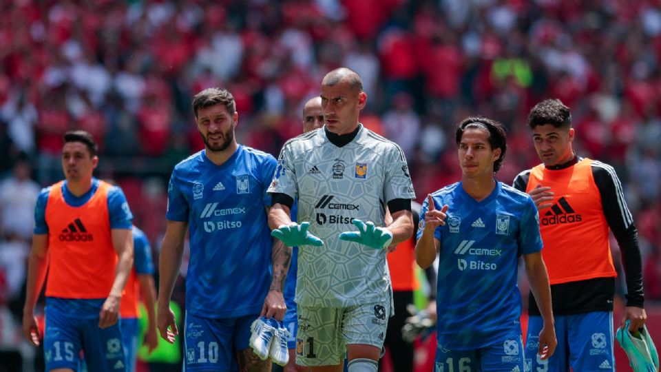 Los jugadores de Tigres salen cabizbajos tras la derrota ante Toluca