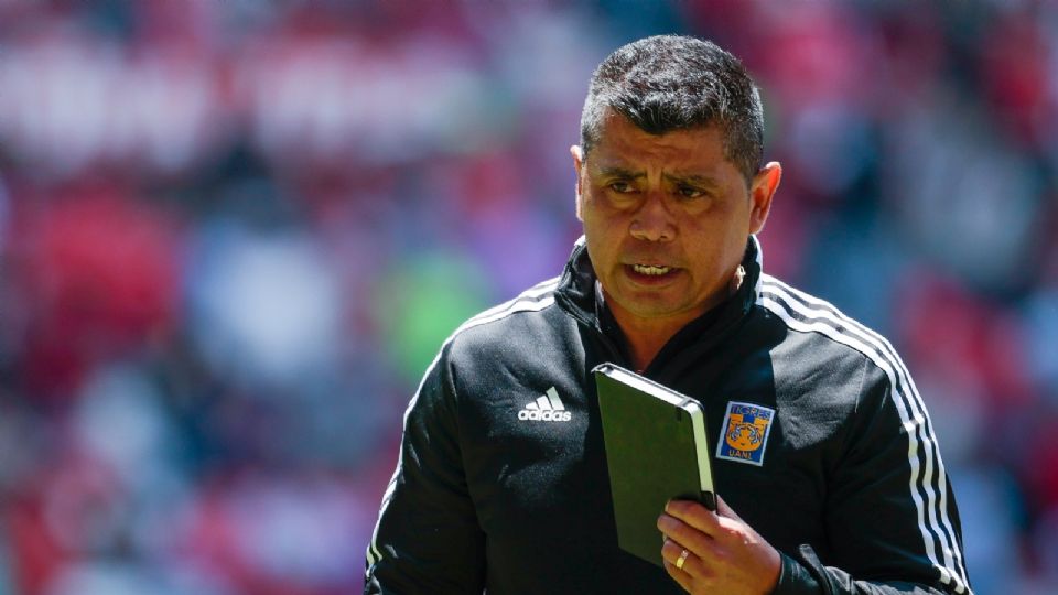 'Chima' Ruiz, técnico de Tigres, durante el partido ante Toluca.