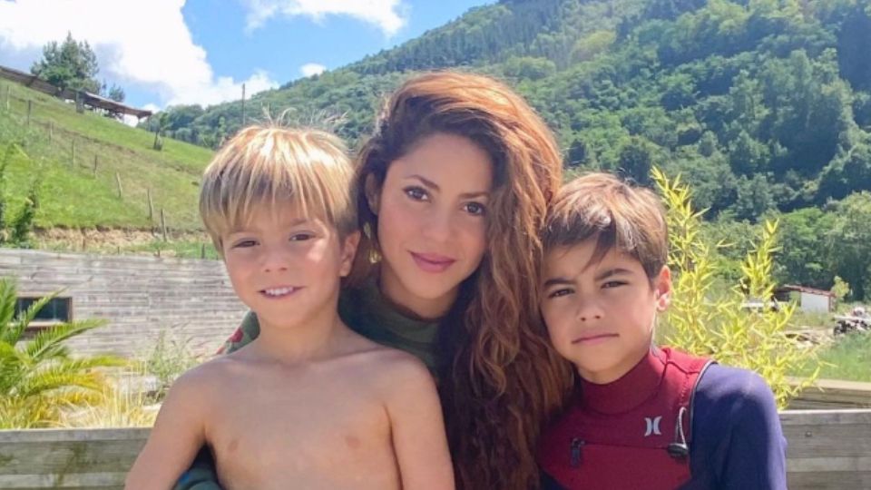 Shakira junto a sus hijos, Sasha y Milan.