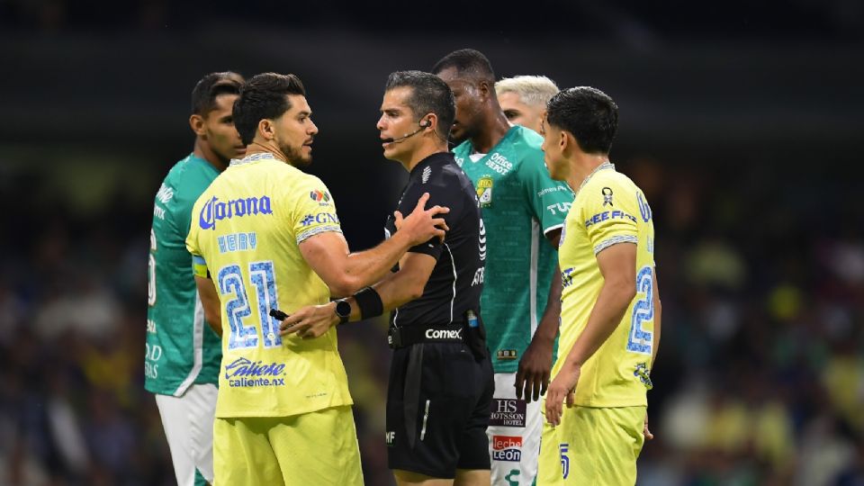 Fernando Hernández fue el árbitro del partido entre América y León.