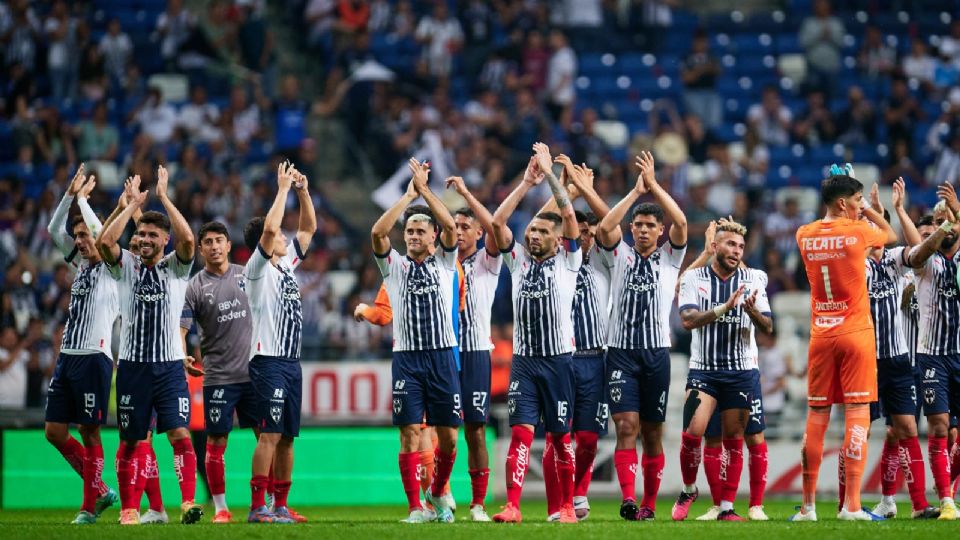 Jugadores de Rayados saludando a sus aficionados tras una victoria en el Estadio BBVA