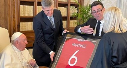 Papa Francisco recibe un jersey de Lisandro Martínez