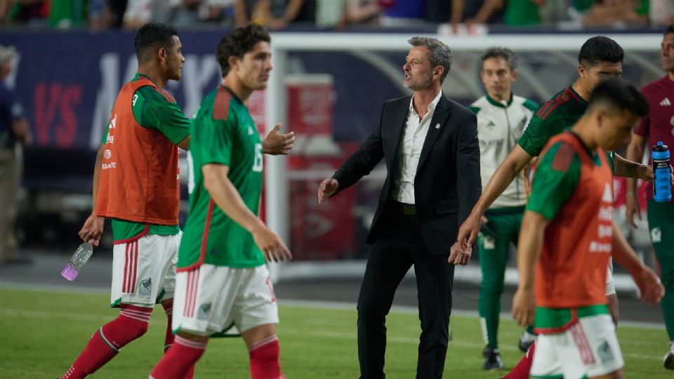 Diego Cocca dialoga con los jugadores del Tri tras el empate ante Estados Unidos