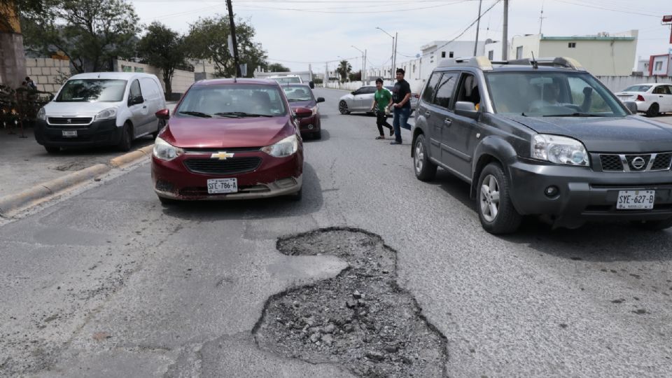 Diariamente miles de conductores intentan no caer en los cientos de agujeros que asoman en el asfalto durante sus trayectos por los municipios de la entidad.