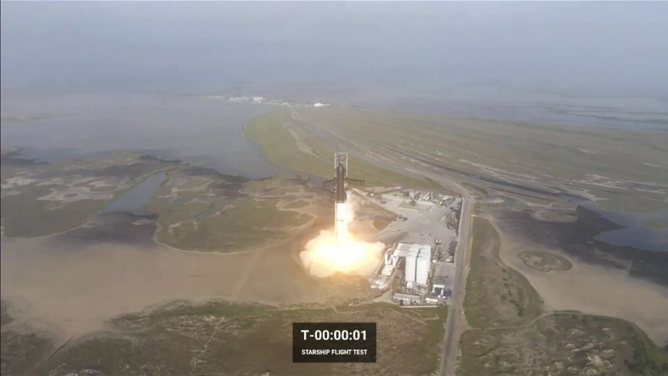 El gran cohete Starship de la empresa SpaceX, después de un exitoso despegue, explotó en el aire.