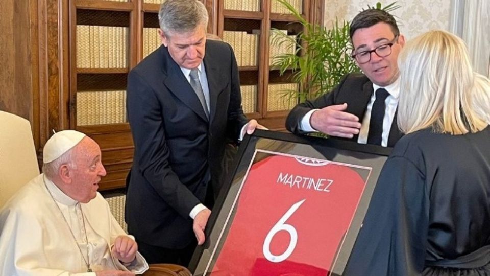 El Papa Francisco recibió un jersey de Lisandro Martínez firmado y con fotografías