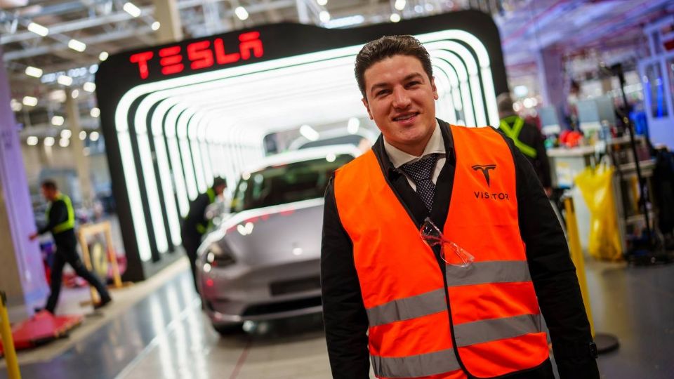 Samuel García visita gigafactory de Tesla en Berlín | Facebook / Samuel García