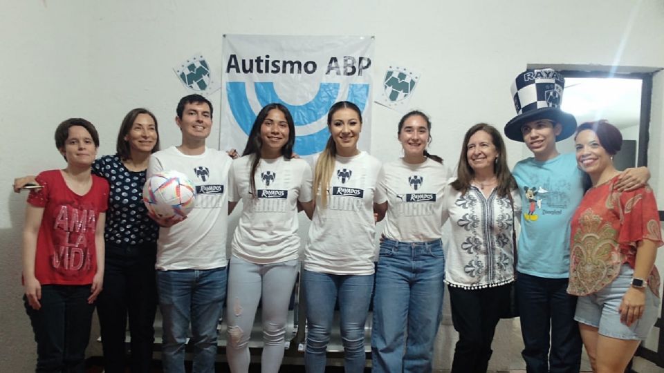 Karol Bernal, Silvana Flores y Fátima Servín jugadoras de Rayadas convivieron con jóvenes de la asociación Autismo ABP