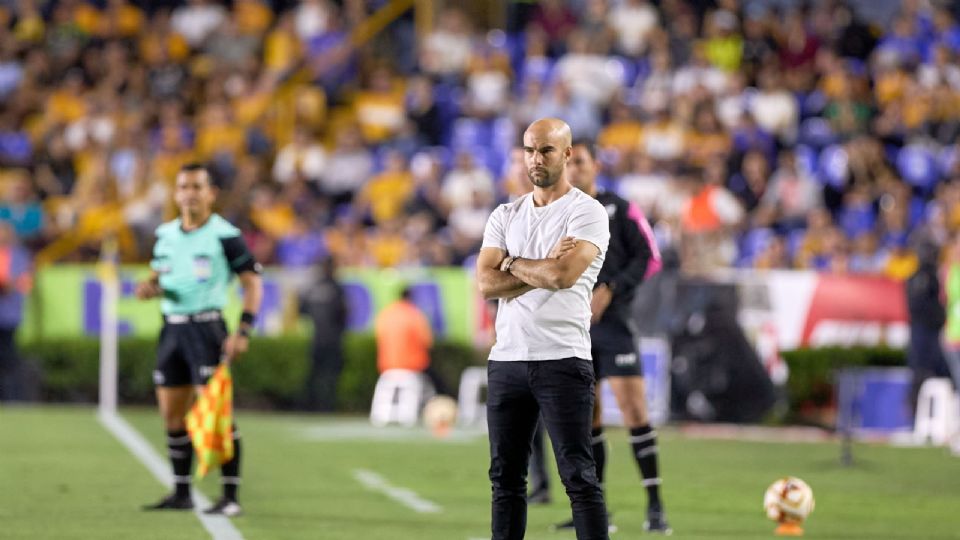 Eduardo Arce, técnico de Puebla, durante el partido de Tigres