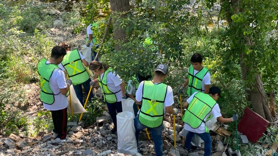 Voluntarios limpian el río La Silla, en Monterrey