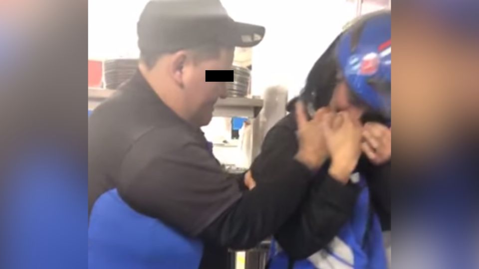 Persona siendo atacada por gerente de sucursal Domino's | Facebook / Ricardo Soto