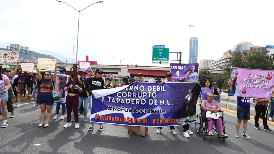 Debanhi Escobar: Bloquean carril exprés de avenida Constitución para exigir justicia