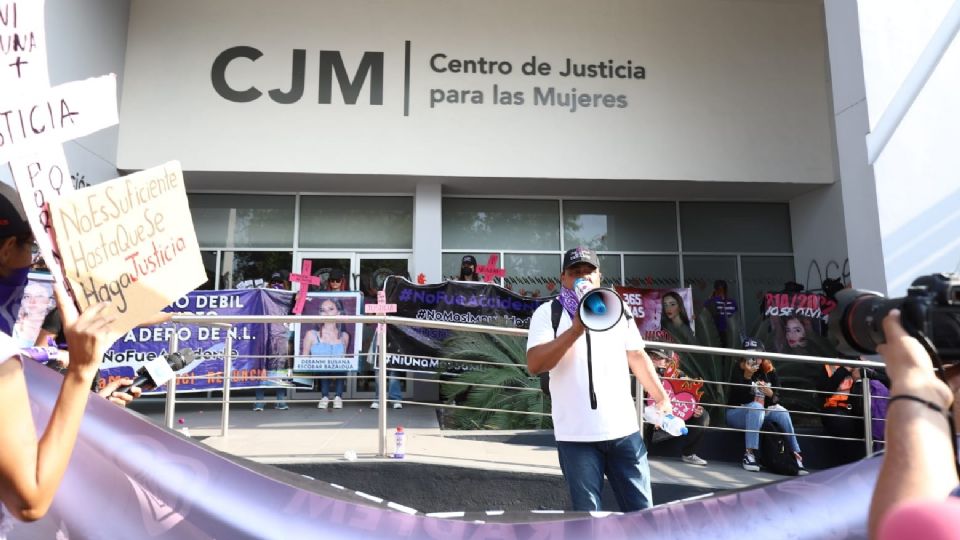 Contingente arriba a la Fiscalía de Feminicidios.