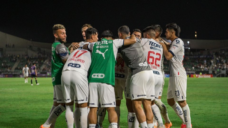 Los jugadores de Rayados festejan el gol de Erick Aguirre ante Mazatlán