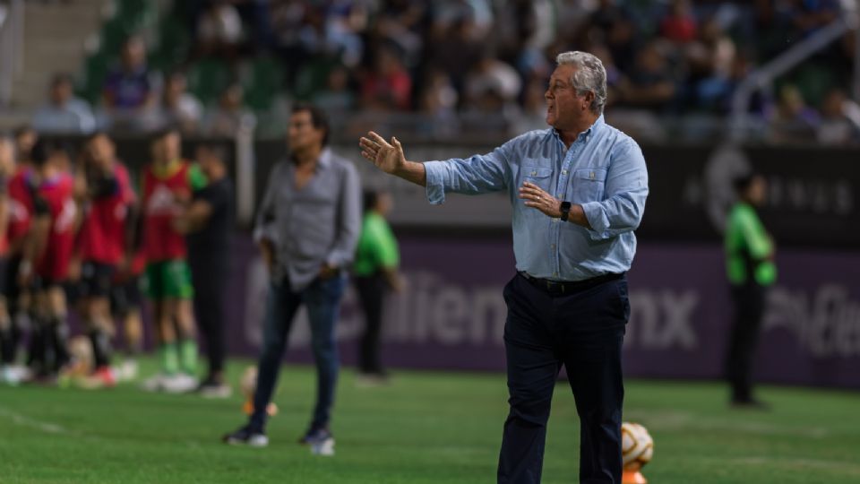 Víctor Manuel Vucetich dando indicaciones durante el partido ante Mazatlán