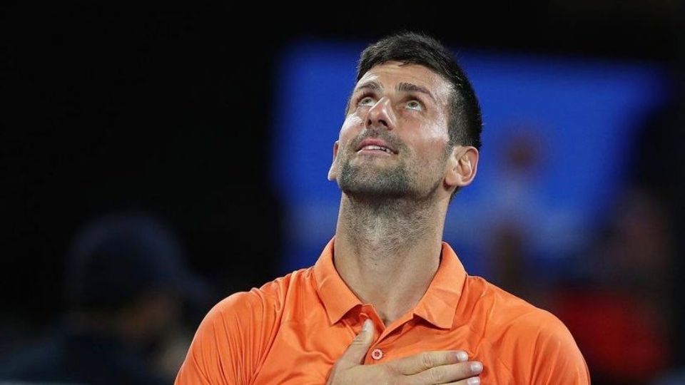 Novak Djokovic durante partido de tenis.