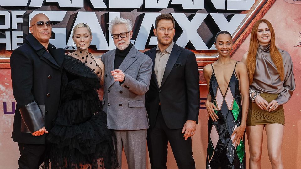 Vin Diesel, Pom Klementieff, el director James Gunn, Chris Pratt, Zoe Saldana y Karen Gillan posan para fotografías mientras asisten al evento de gala 'Gardians of the Galaxy Vol.3'