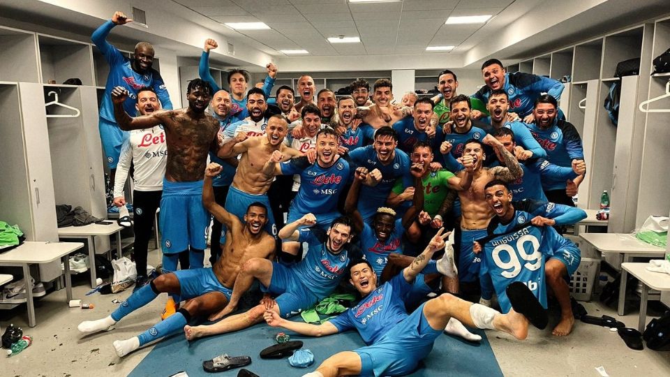 Jugadores de Napoli celebrando su triunfo ante Juventus en Serie A.