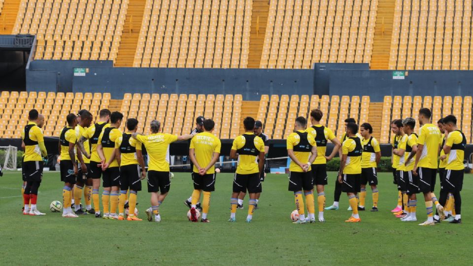 Plantel de Tigres durante entrenamiento en el Estadio Universitario.