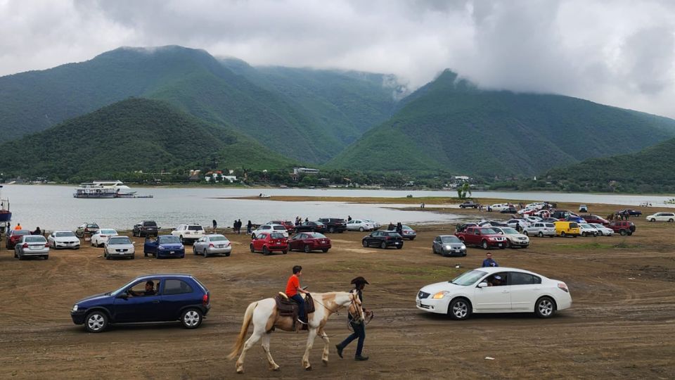 Paseantes en la Presa La Boca.