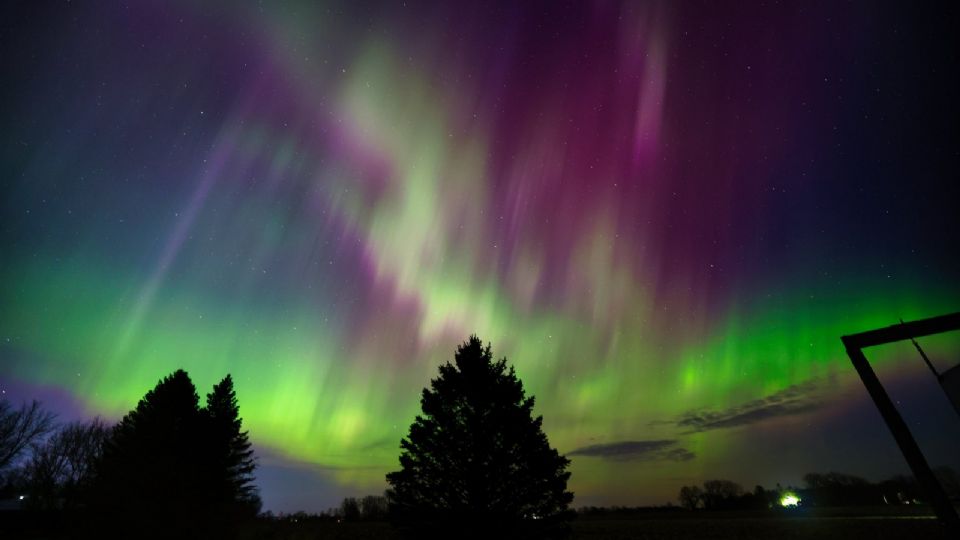 Aurora boreal registrada en Minnesota ayer domingo | Twitter / @SarvMithaq