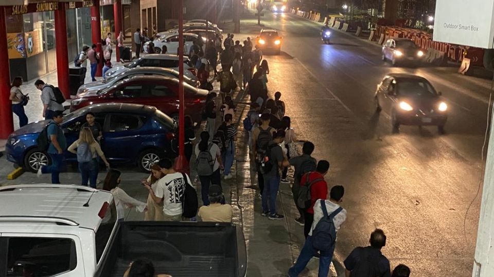 Largas filas para poder tomar un camión en la avenida Universidad.