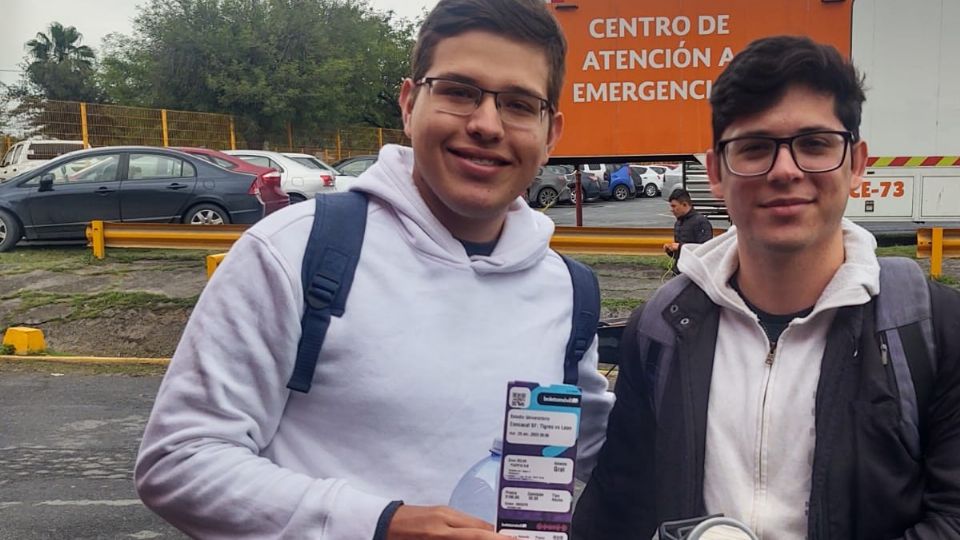 Jóvenes acudieron esta mañana al Estadio Universitario para comprar boletos para el partido de ida de la Semifinal de la Concachampions