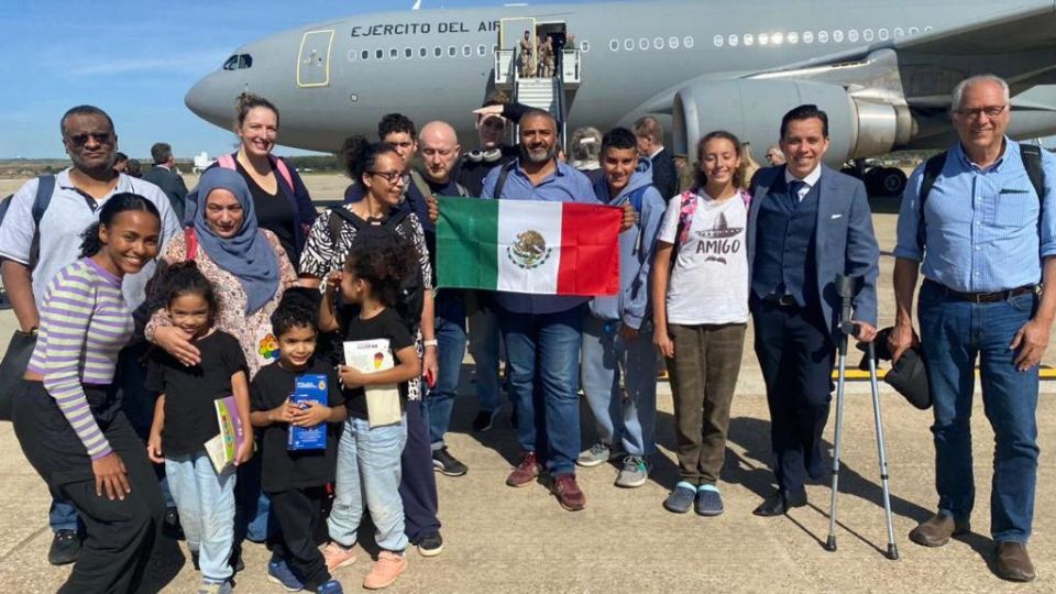 Mexicanos en su arribo a Madrid