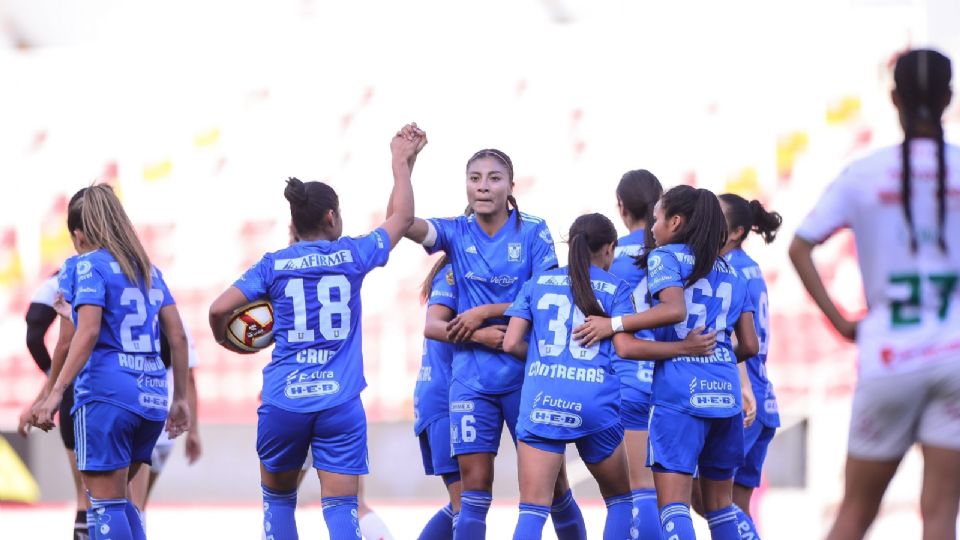 Las jugadoras de Tigres Femenil celebran el gol de Nancy Antonio